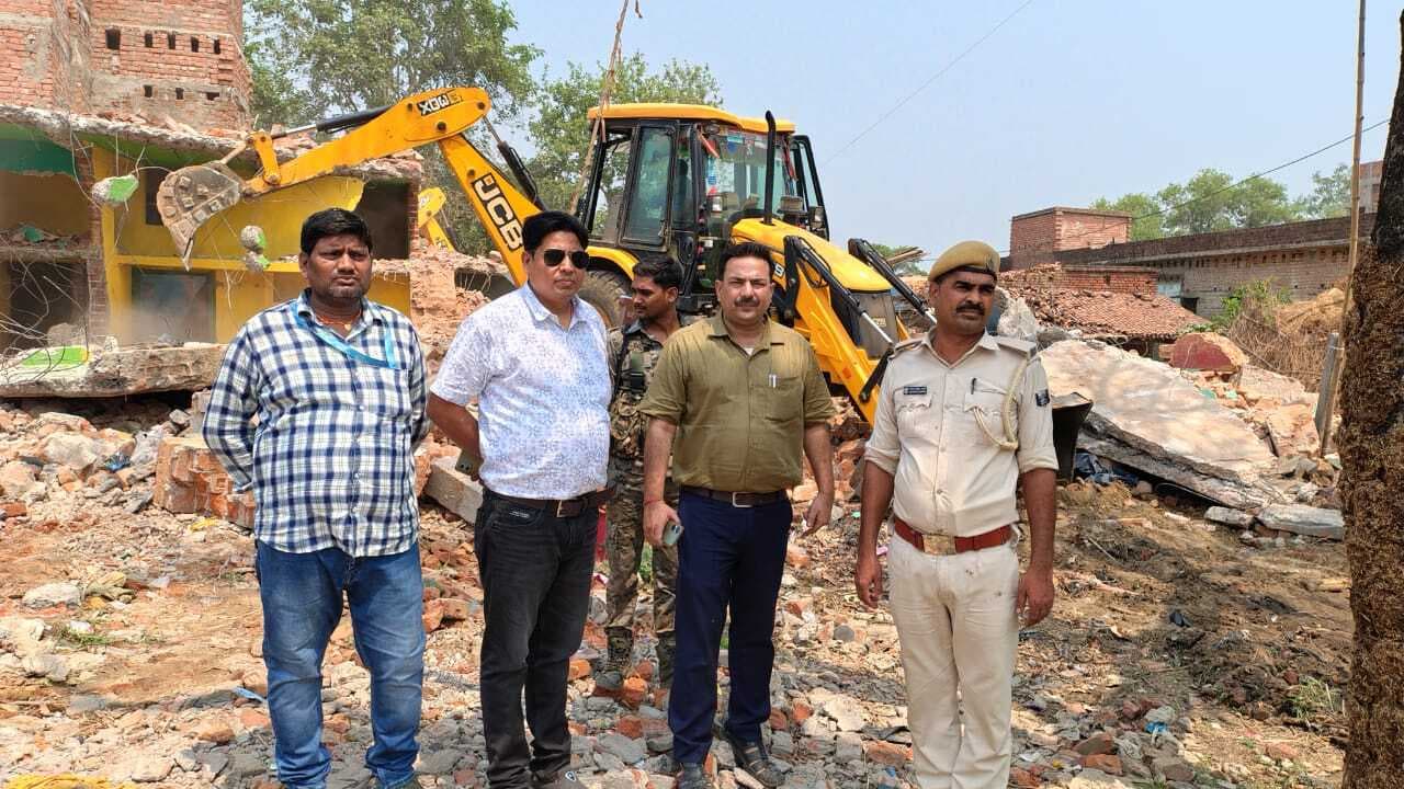 अतिक्रमित जमीन पर बनाये गये मकान को जेसीबी से तोड़ा गया