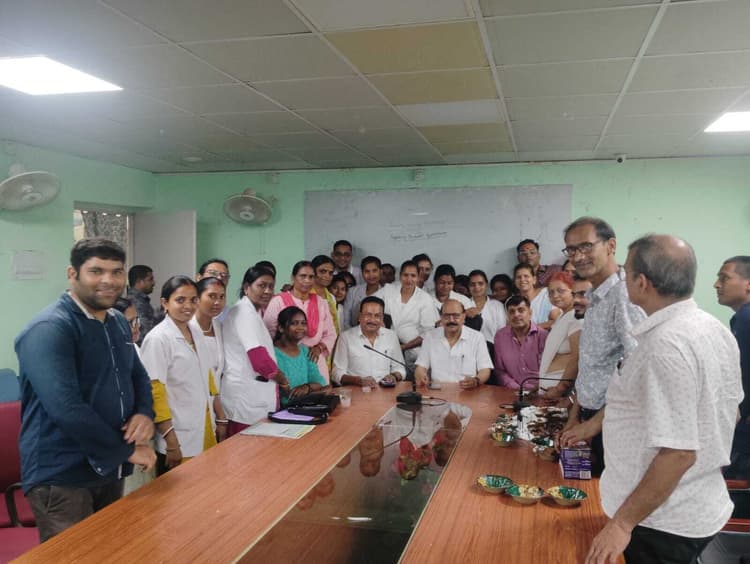 Deoghar news : नर्सिंग दिवस पर सदर अस्पताल में नर्सों को किया गया सम्मानित, केक काटकर किया सेलिब्रेट