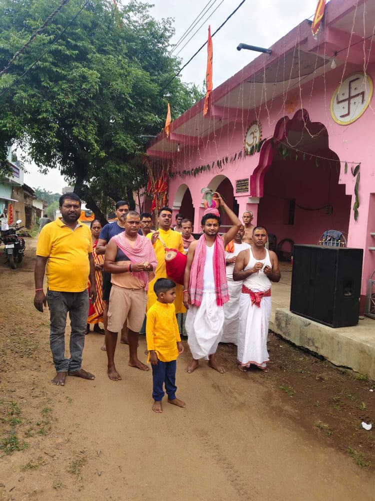 सारठ में धूमधाम से हुई मां गंधेश्वरी की पूजा