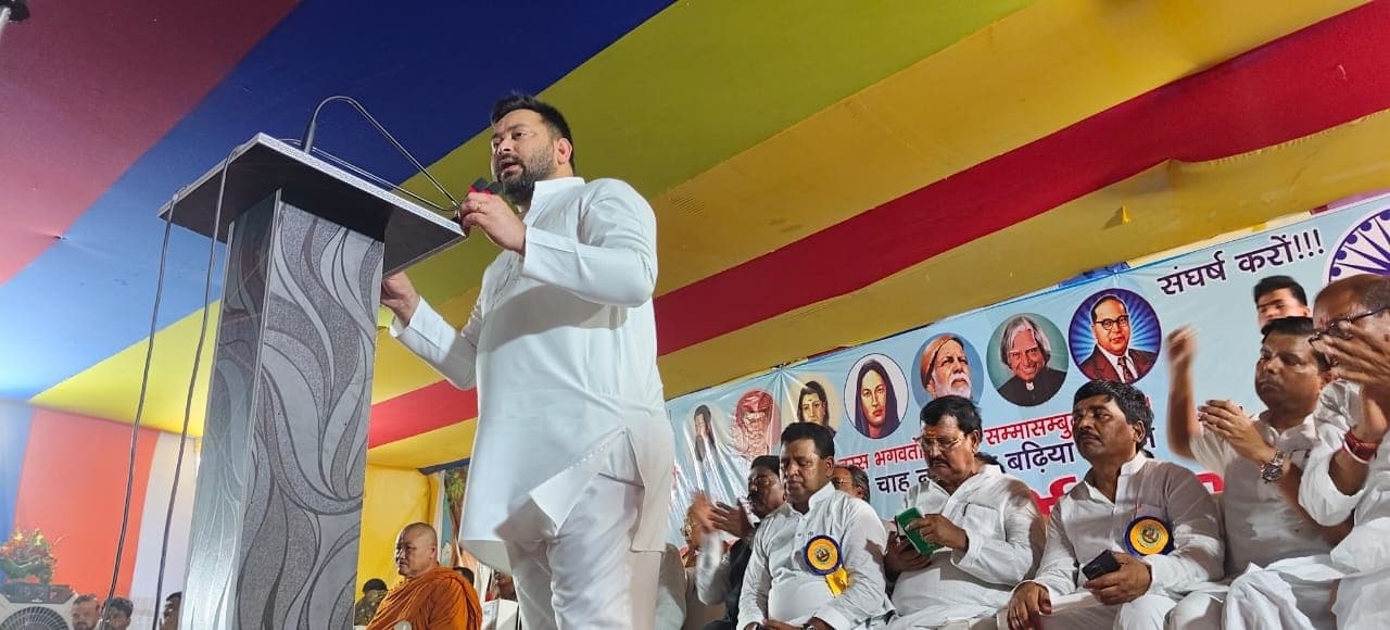 Motihari: भगवान बुद्ध ने विश्व को दिया अमन चैन व शांति का संदेश: तेजस्वी