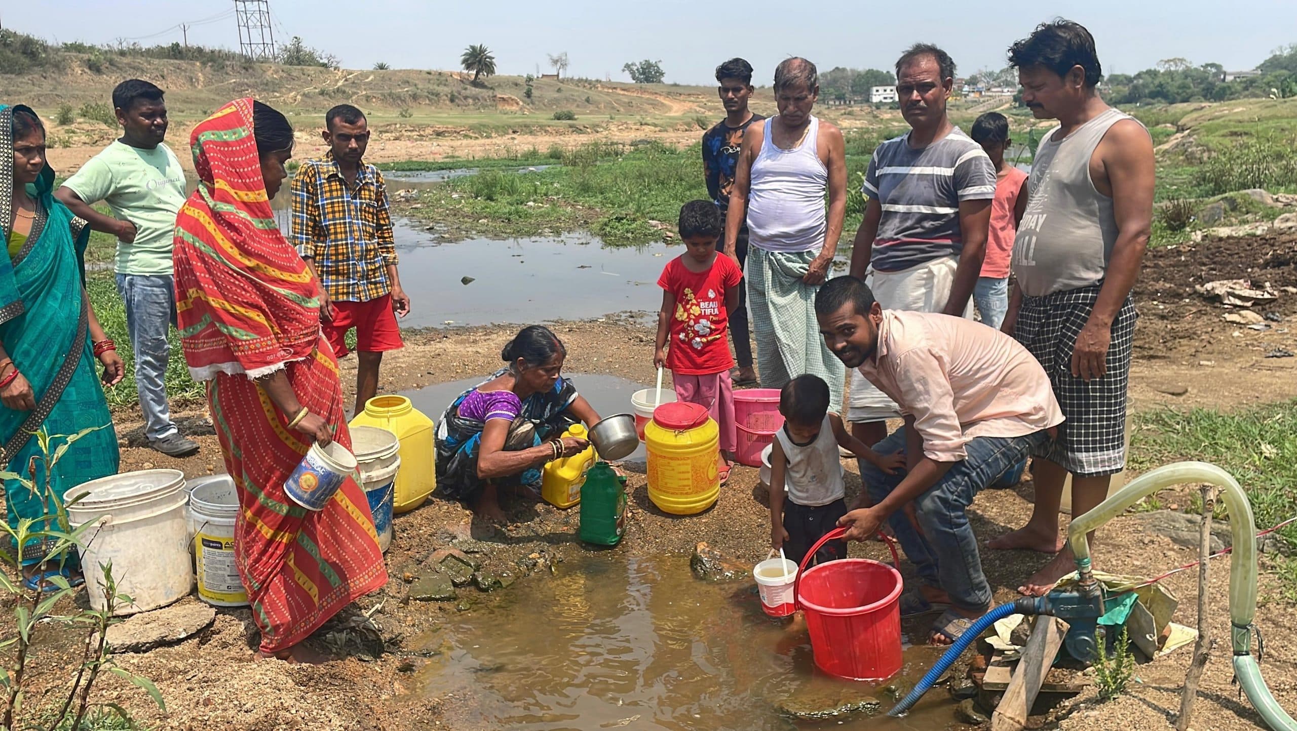 Giridih News :नगर निगम क्षेत्र में पेयजल की किल्लत, उसरी नदी में चुआं खोदकर प्यास बुझाना मजबूरी