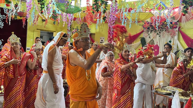 सिद्धचक्र महामंडल विधान के प्रथम पूजन पर भक्ति रस में डूबे श्रद्धालु
