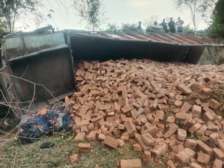 ईंट लोड ट्रक पलटा, बाल-बाल बचा चालक