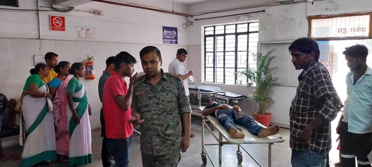 Seraikela News : रोड किनारे रखीं ईंटों से टकरायी बाइक, सरायकेला के युवक की मौत