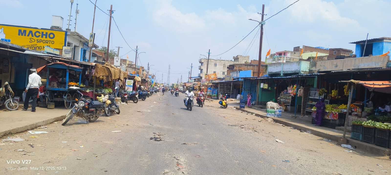 Giridih News :उमस भरी गर्मी से लोग परेशान, बाजारों में सन्नाटा