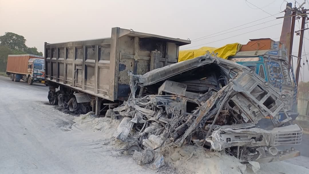 Bhagalpur news ट्रक से हुई टक्कर से दोनों वाहनों में लगी आग, हाइवा चालक की मौत