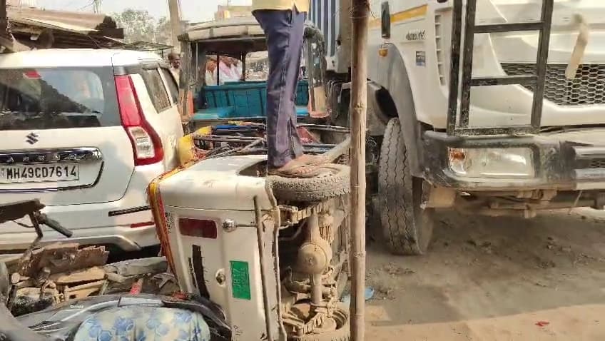 Bhagalpur news अनियंत्रित हाइवा ने आधा दर्जन वाहनों को रौंदा