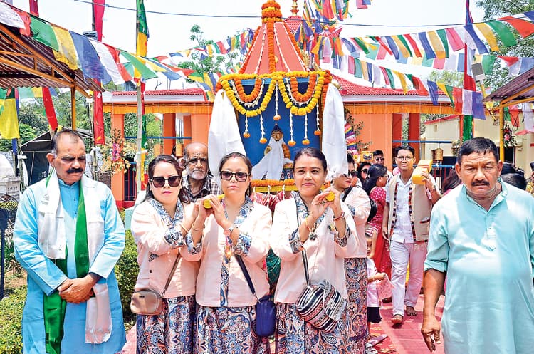 ranchi news : भगवान बुद्ध की जयंती पर निकाली गयी भव्य शोभायात्रा