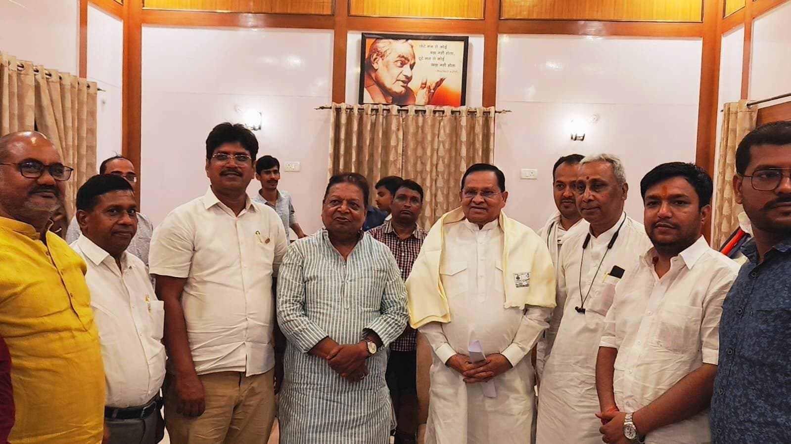 सभापति से मिला जेवर व्यवसायियों का प्रतिनिधिमंडल, समस्याओं से कराया अवगत