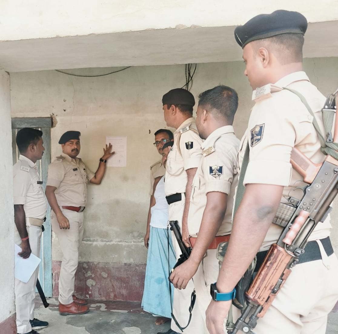 वारंटी के घर पुलिस ने चिपकाया इश्तेहार