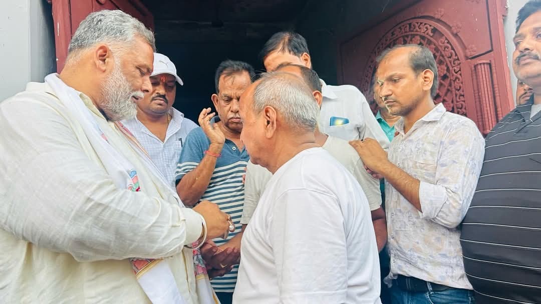 अग्निपीड़ित परिवारों से मिल सांसद ने की आर्थिक मदद