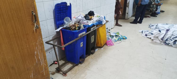 मगध मेडिकल अस्पताल में जगह-जगह गंदगी का अंबार
