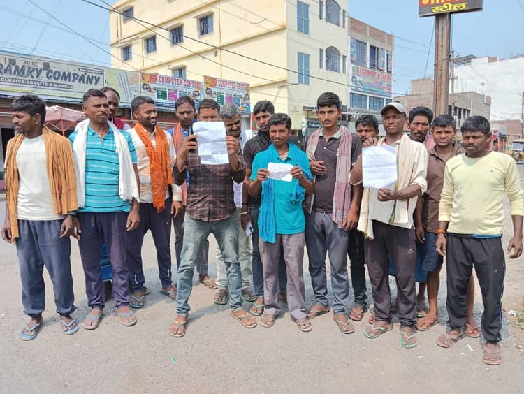 लेसी की जबरन डबल बट्टी लेने से दुकानदारों में आक्रोश, नप का घेराव