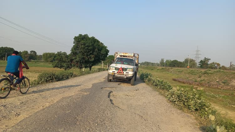 प्रखंड मुख्यालय जाने वाली सड़क जर्जर