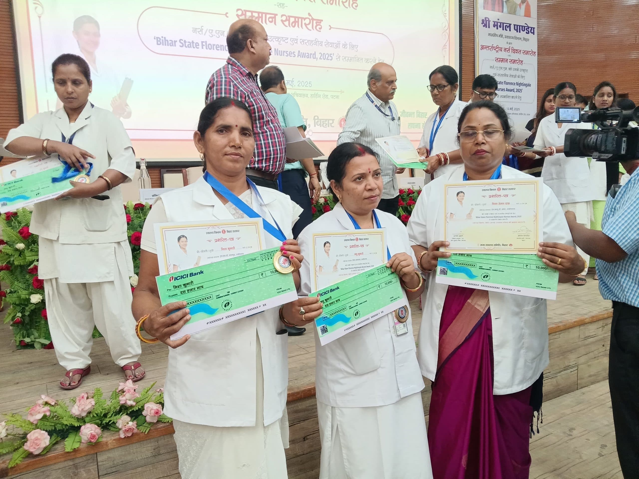 अंतरराष्ट्रीय नर्स दिवस पर जिले के तीन स्वास्थ्यकर्मियों को किया सम्मानित