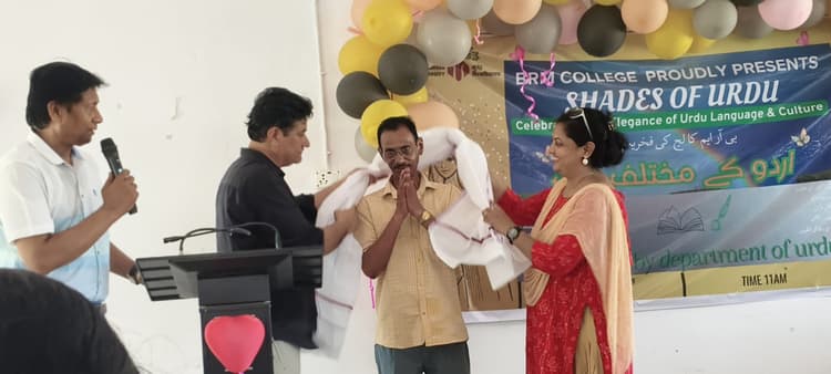 ऊर्दू के विभिन्न रंग कार्यक्रम के दौरान शायरी की गूंज