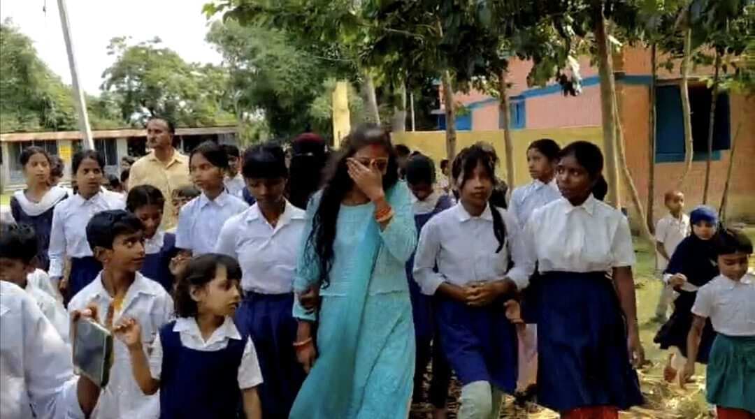 शिक्षिका के स्थानांतरण की खबर से मायूस हुए बच्चे