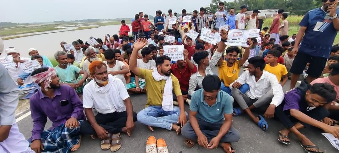 निसंदरा-असुरा घाट पुल निर्माण संघर्ष समिति ने किया विरोध प्रदर्शन