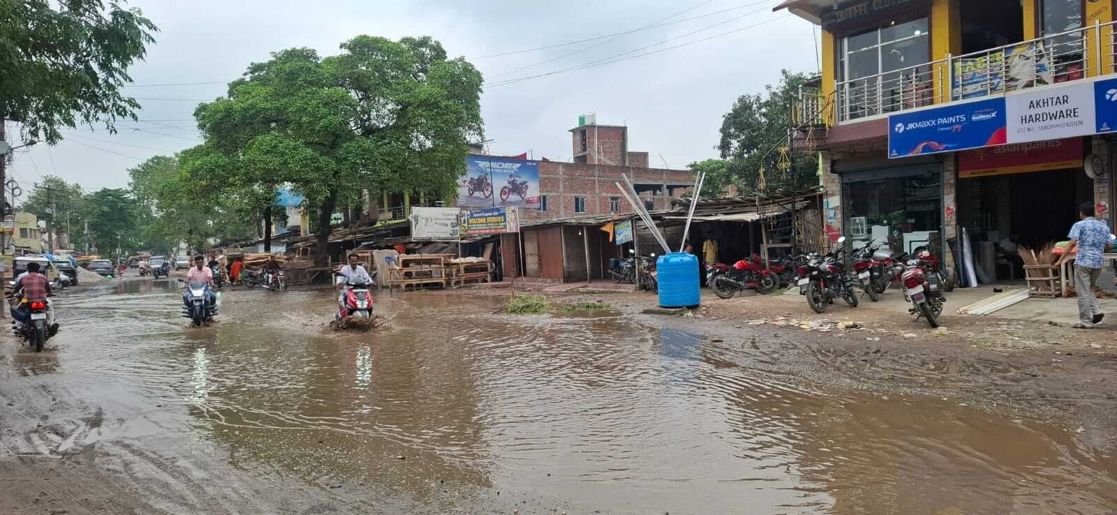 बहादुरगंज-दिघलबैंक की मुख्य मार्ग पर जल जमाव से राहगगीरों को हो रही परेशानी