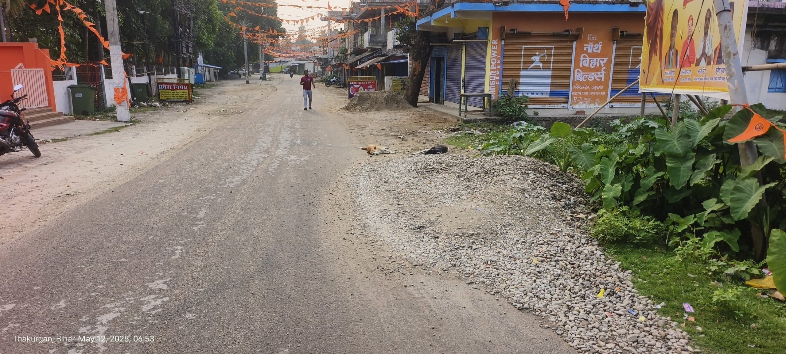 सड़क पर भवन निर्माण सामग्री रख कर कार्य कराने की प्रवृत्ति से बढ़ रही दुर्घटनाएं