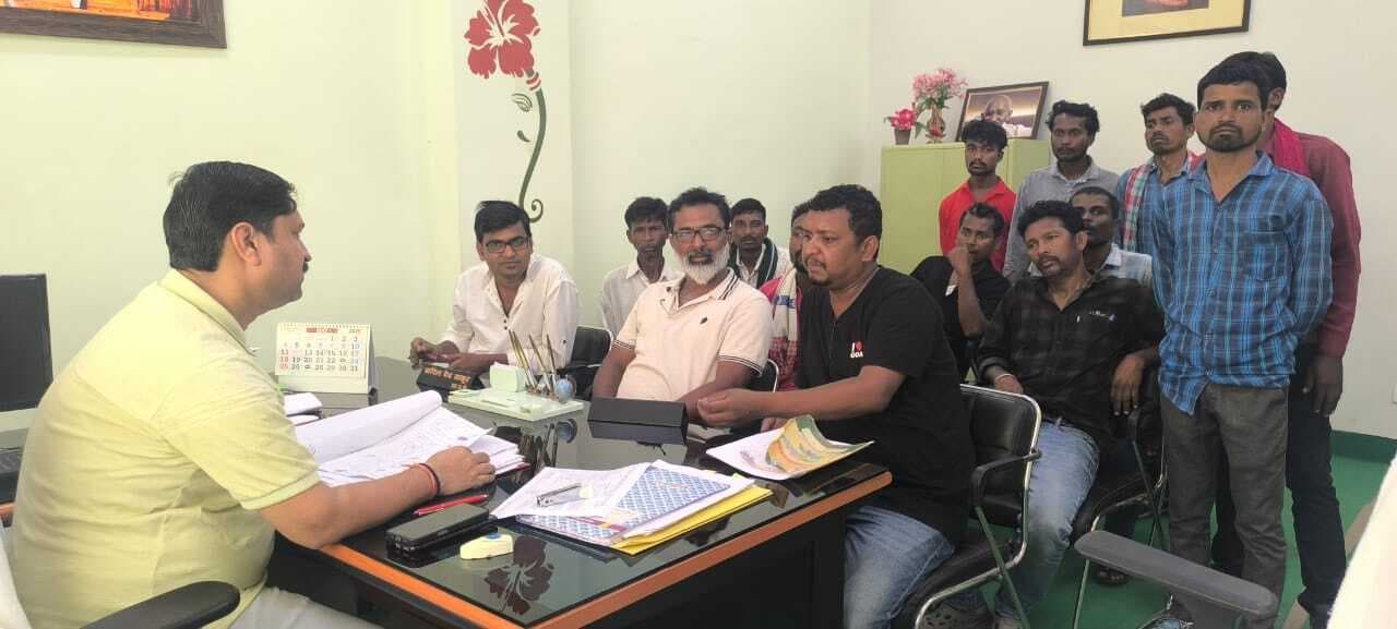 क्रशर प्लांट से हो रहा प्रदूषण, ग्रामीणों ने सीओ से की शिकायत