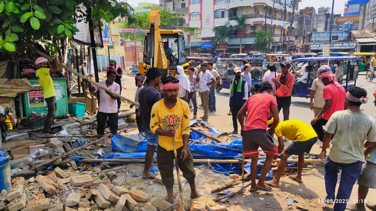 जुबली वेल चौक पर अतिक्रमणकारियों पर चला नगर परिषद का डंडा