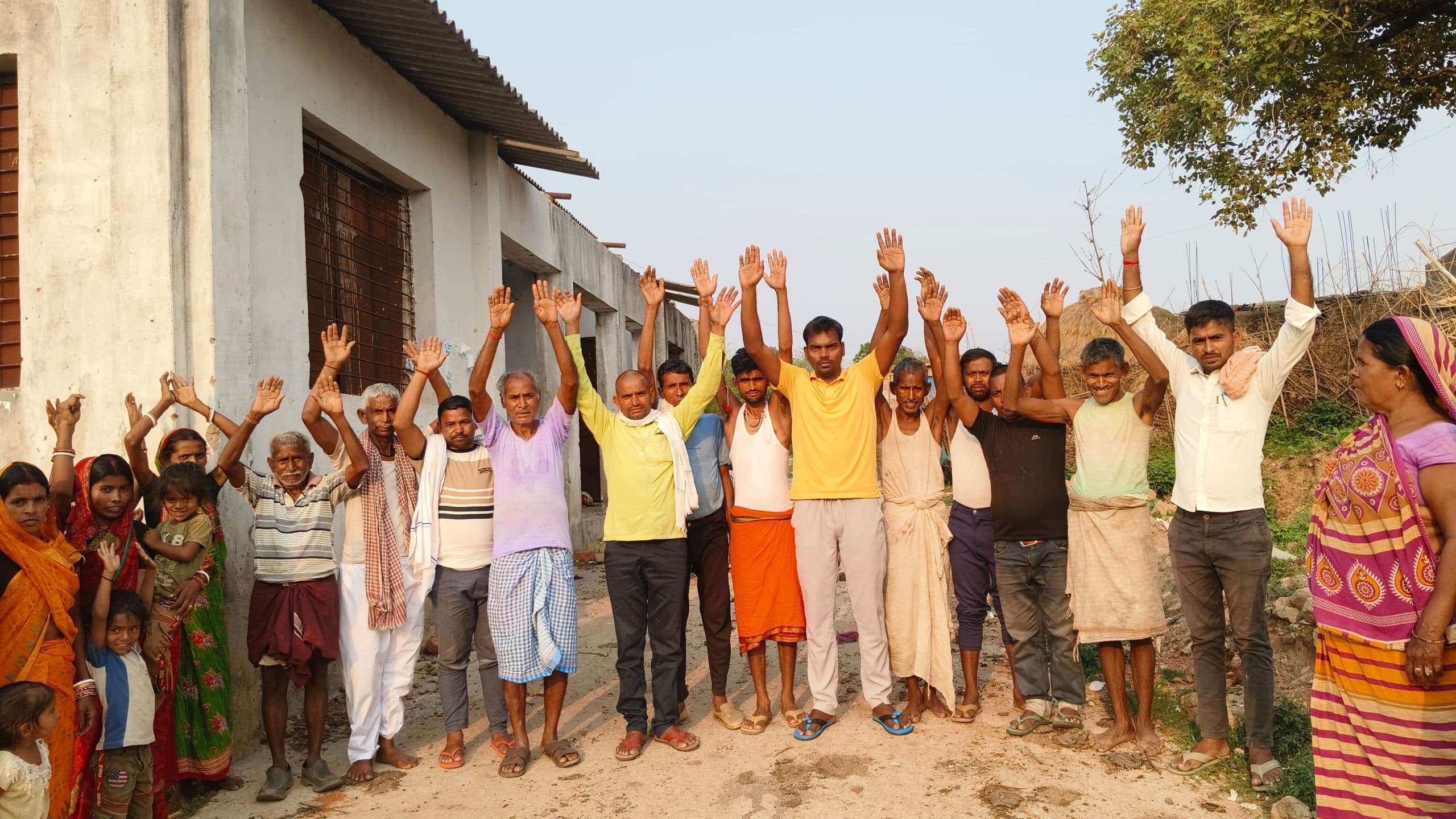 पेयजल संकट से परेशान ग्रामीणों ने डीएम को दिया आवेदन