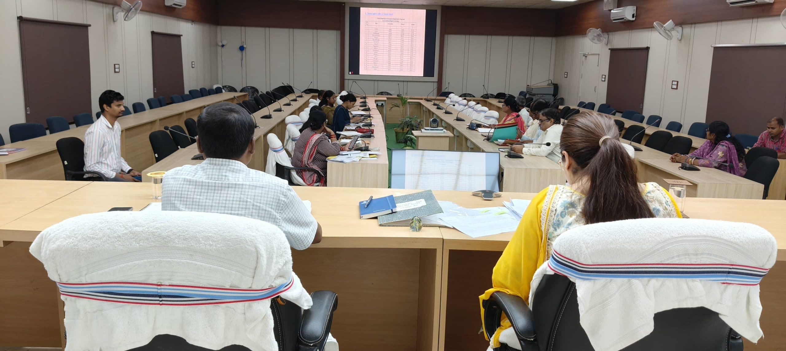 मुख्य सचिव ने की विकास कार्यों की प्रगति की समीक्षा