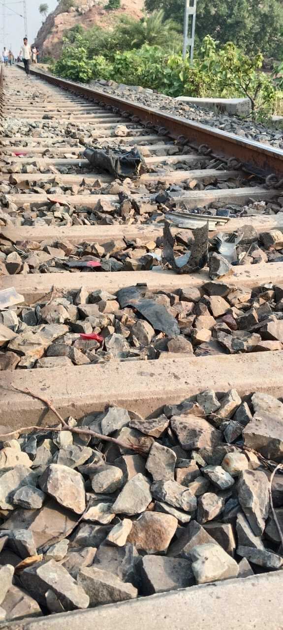 ट्रेन की चपेट में आने से बाल-बाल बचा बाइक सवार