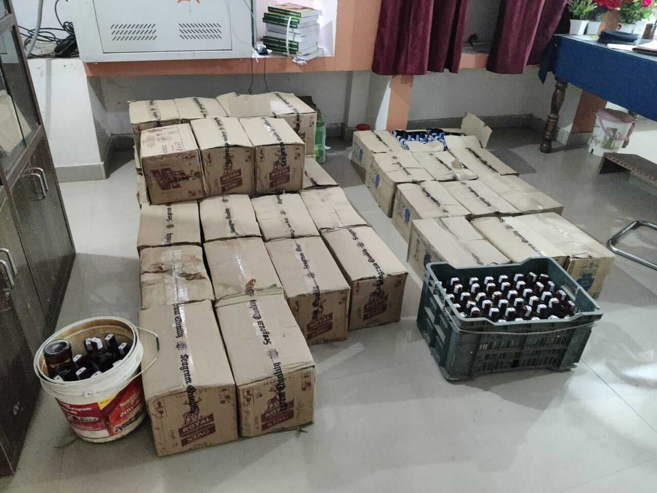 कार से 351 लीटर विदेशी शराब जब्त