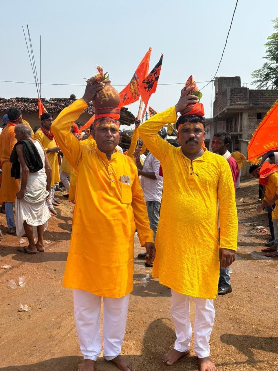 शिव पुराण ज्ञान यज्ञ महोत्सव को लेकर निकाली गयी कलश शोभायात्रा