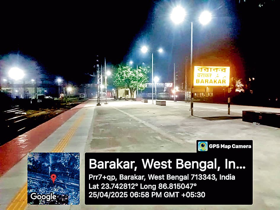 आसनसोल मंडल के स्टेशनों पर लाइटिंग में सुधार से यात्रियों को हुई सहूलियत