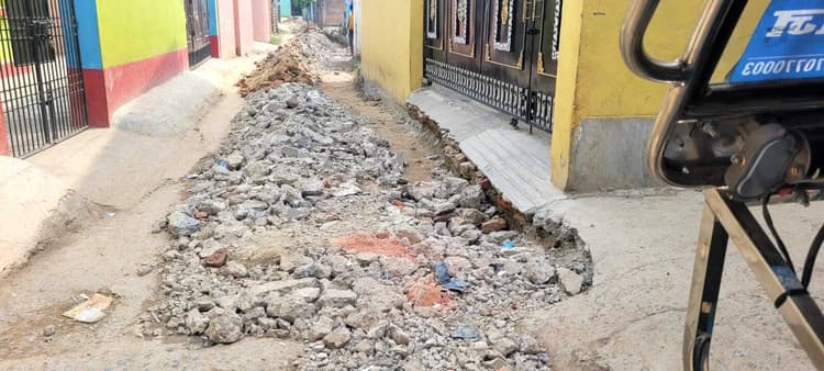 Madhubani News : नाला निर्माण के दौरान कचरा मुख्य सड़क पर ही डालने से लोगों की बढ़ी परेशानी