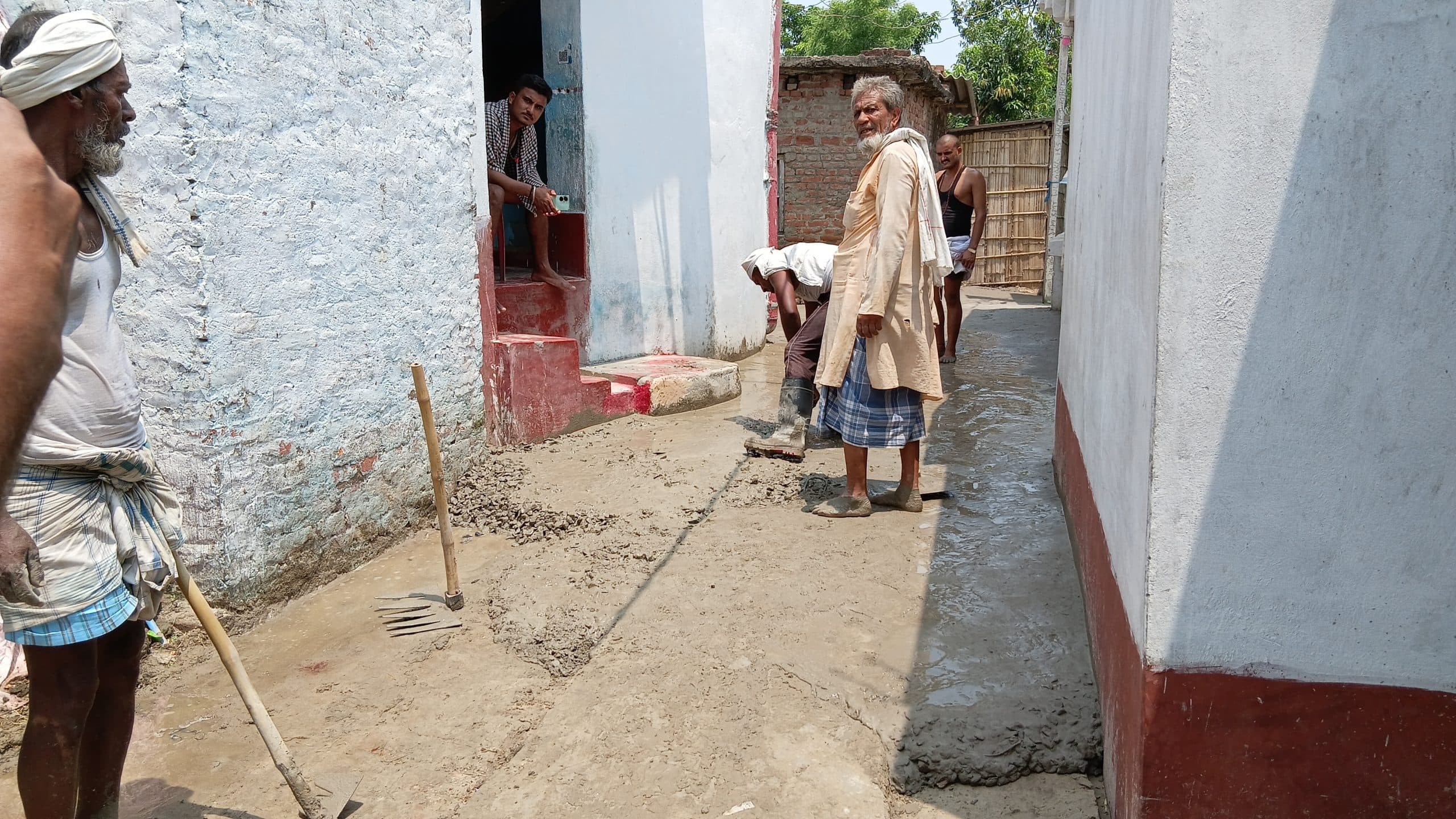 Madhubani News : बिना योजना बोर्ड लगाये कराया जा रहा पीसीसी सड़क निर्माण