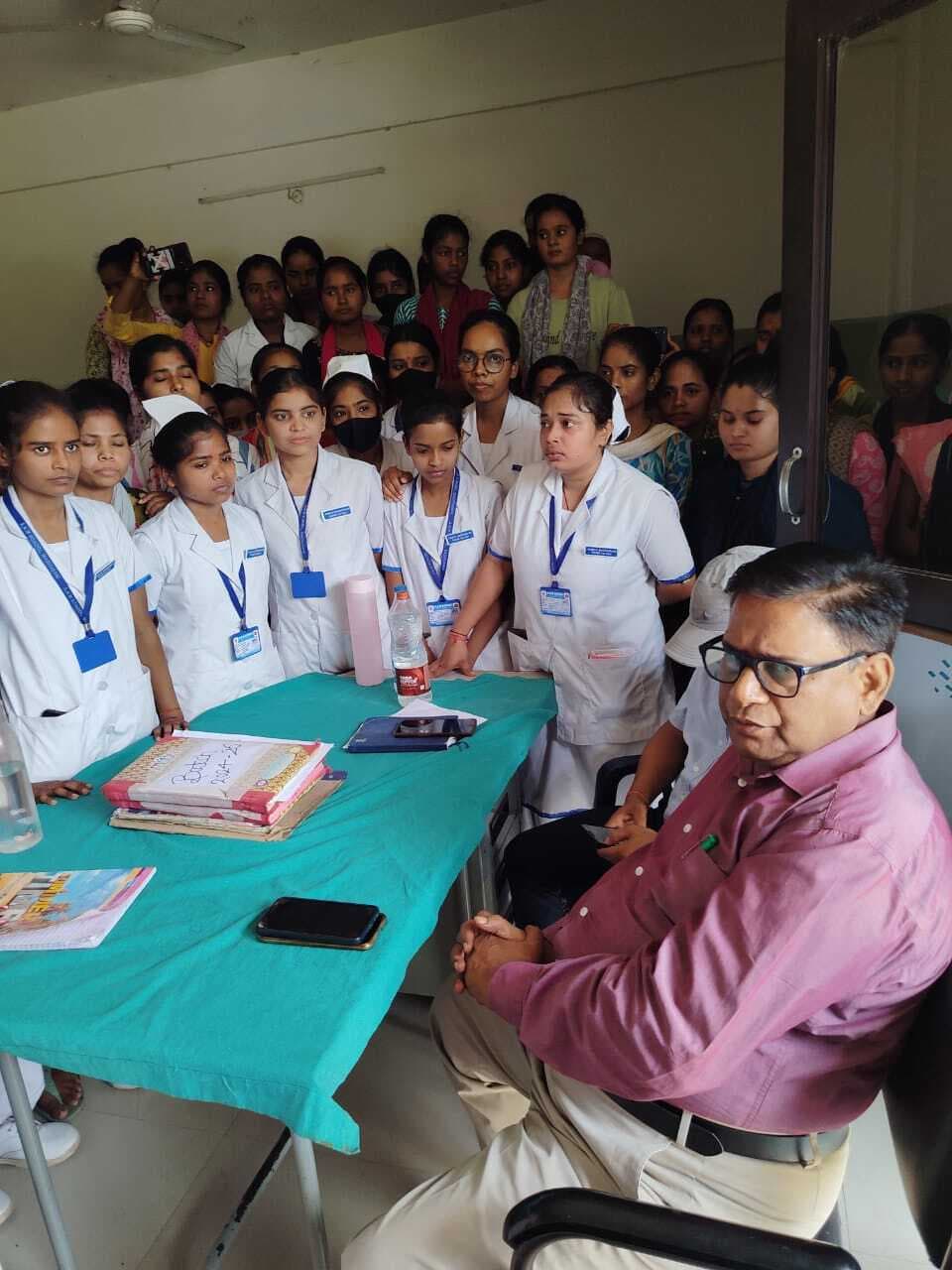 Madhubani News : सीएस से वार्ता के बाद एएनएम छात्राओं का अनशन खत्म