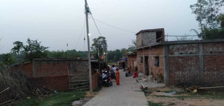 Giridih News :बेको साहू टोला में 10 वर्ष बाद आयी बिजली, ग्रामीणों में खुशी