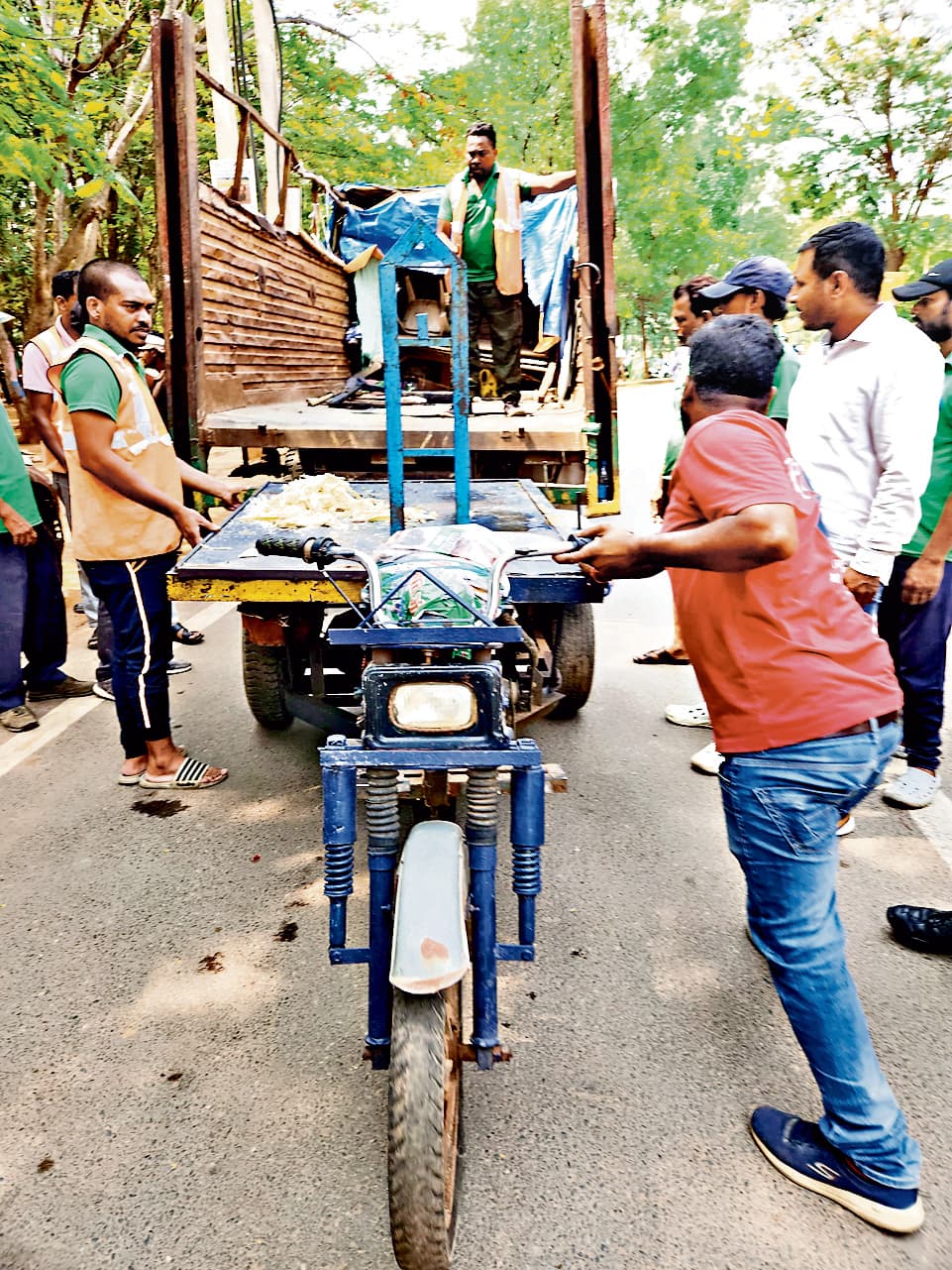 Ranchi News : ऑक्सीजन पार्क के सामने लगे ठेले-खोमचे को हटाया