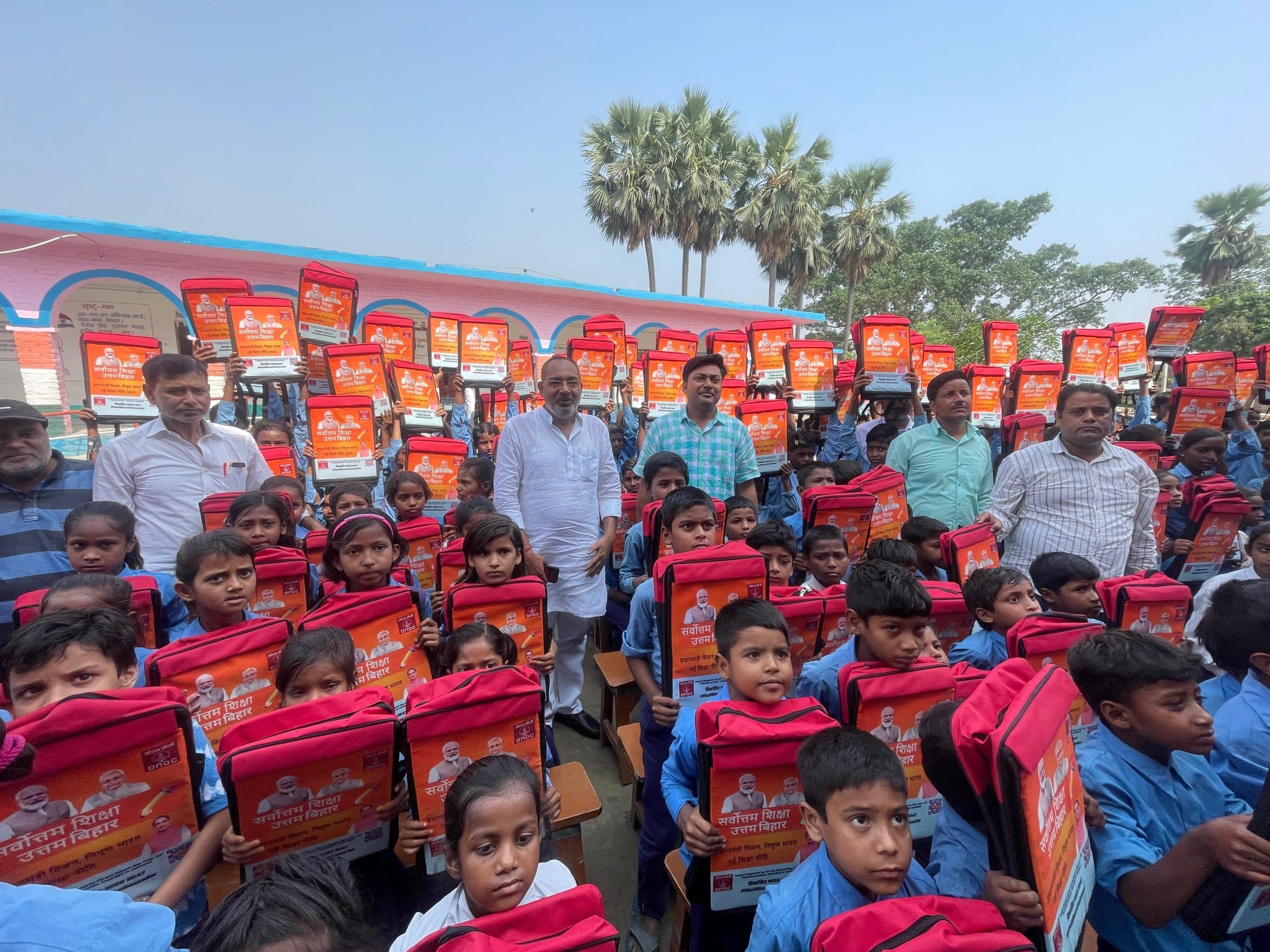 Motihari: विधायक ने किया शैक्षिक डेस्क व स्कूल बैग का वितरण