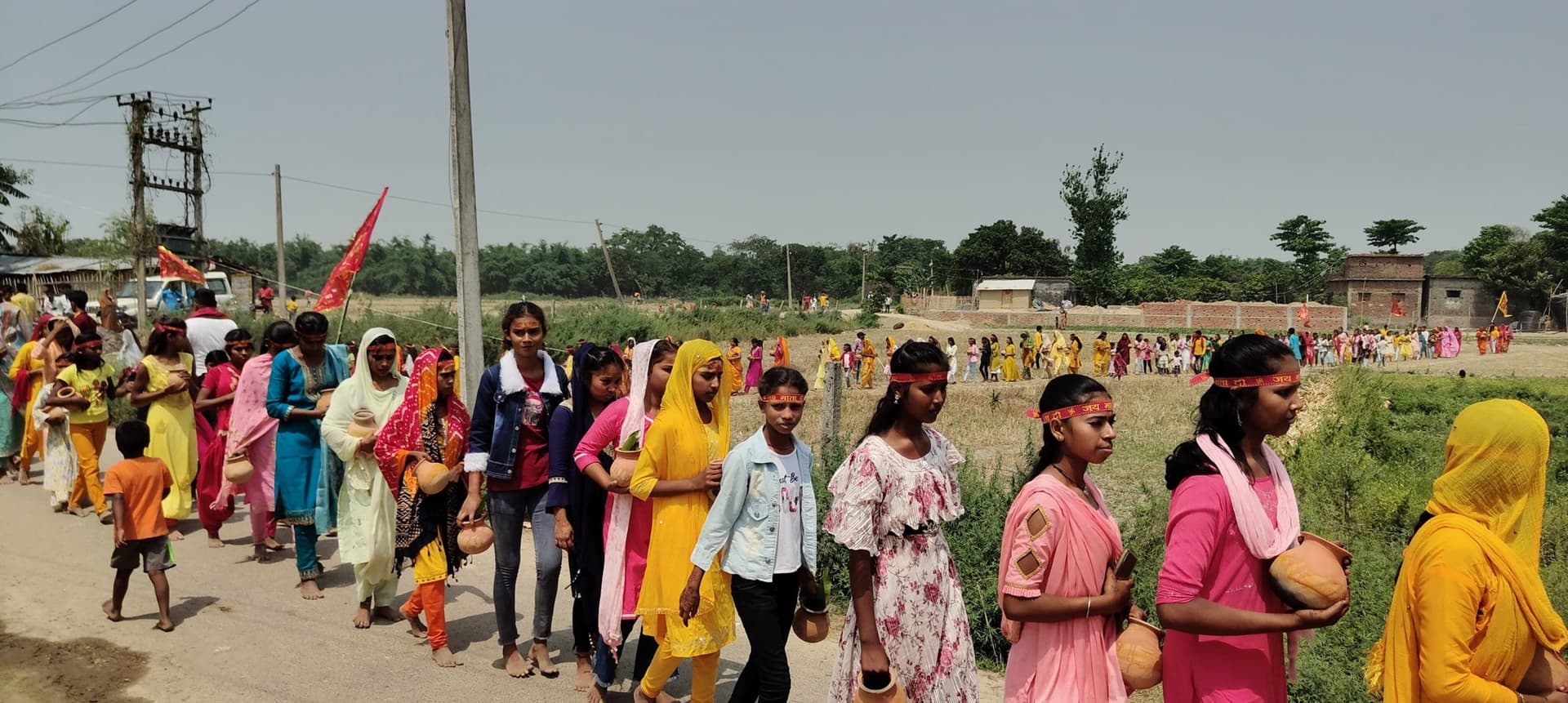 Motihari: लक्ष्मी-नारायण महायज्ञ को ले कन्याओं ने निकाली कलशयात्रा