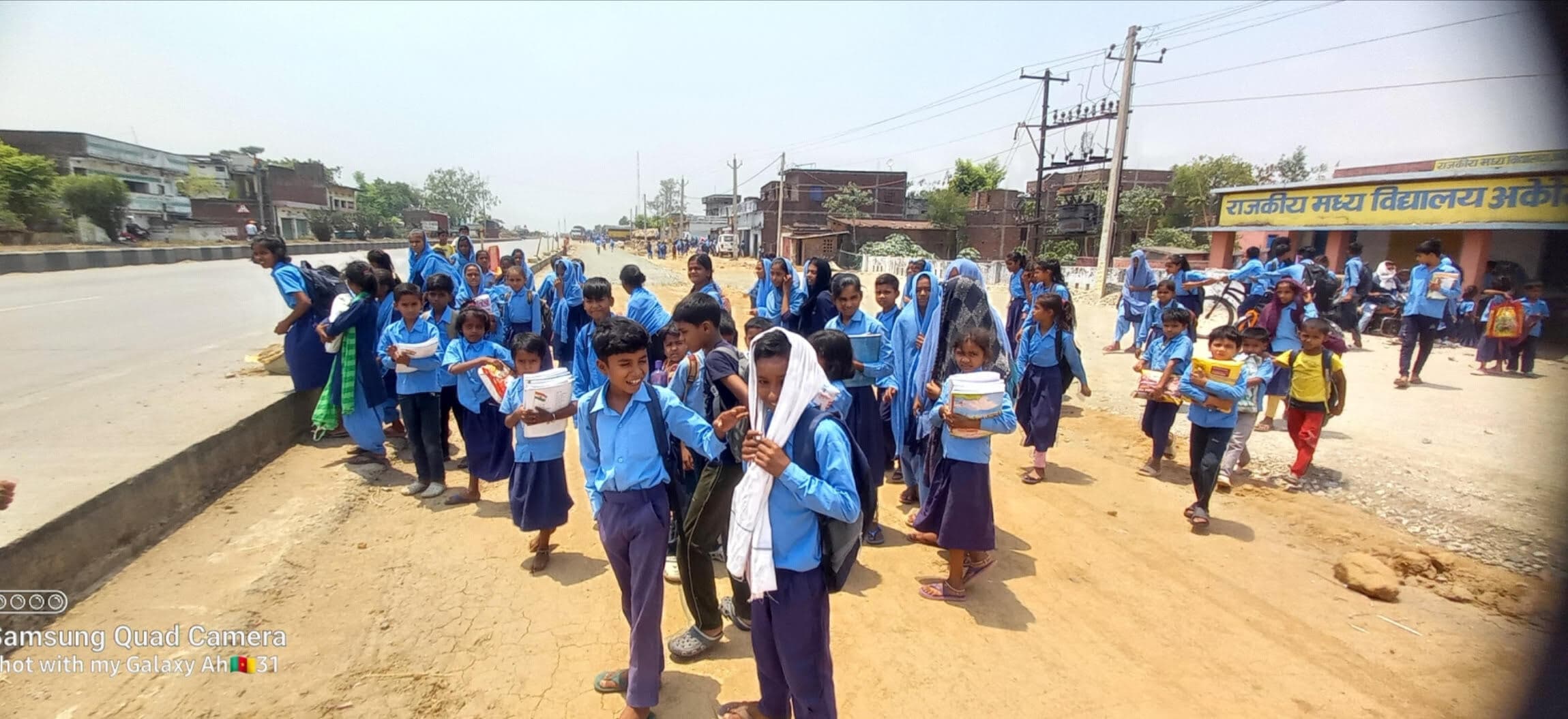 अकौना में अंडरपास निर्माण की उठी मांग, स्कूली बच्चों को होती है कठिनाई