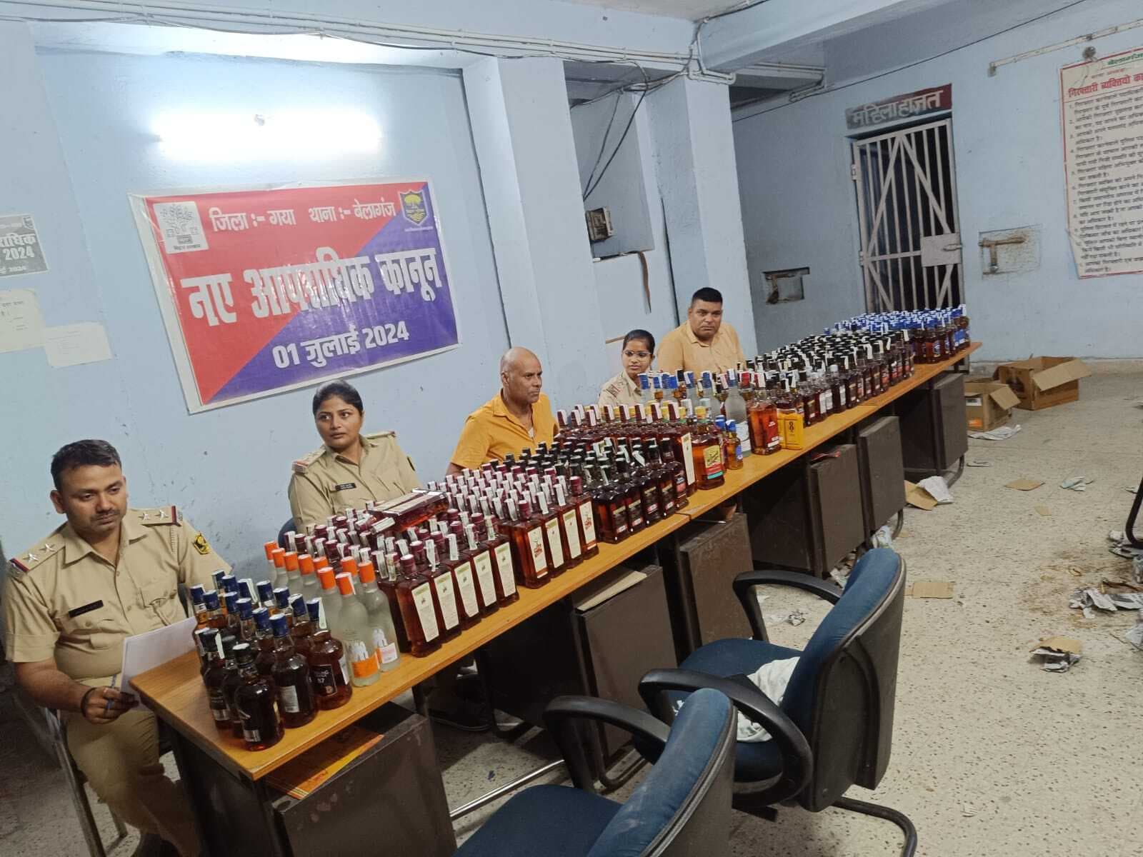 शराब के साथ आरोपित मां-बेटे गिरफ्तार