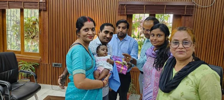 झारखंड के दंपती ने शिशु विजेता को लिया गोद