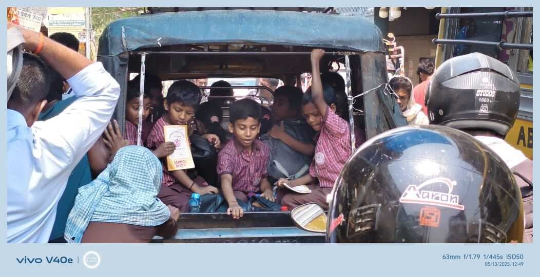 ऑटो से स्कूली बच्चों के आवागमन पर प्रतिबंध के आदेश को दिखा रहे ठेंगा