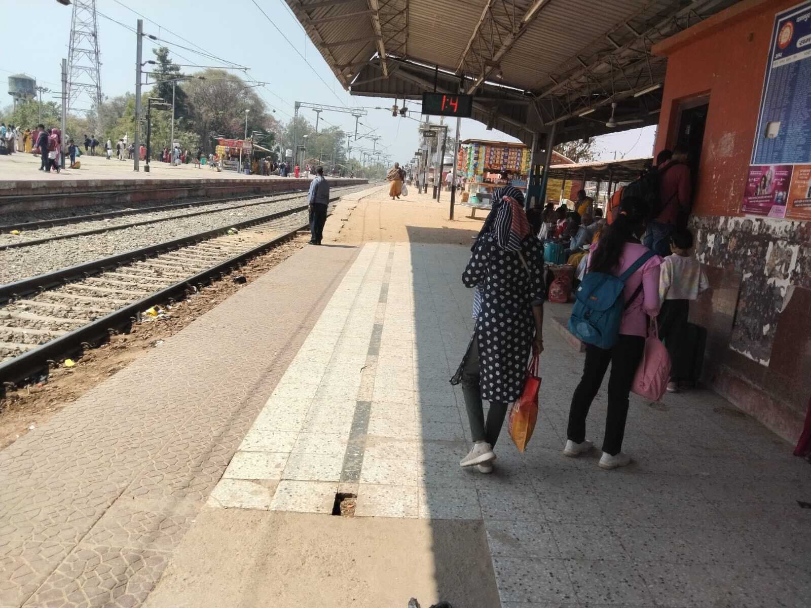 किऊल रेलवे स्टेशन के प्लेटफार्म नंबर तीन व चार की ऊंचाई कार्य किया गया बंद