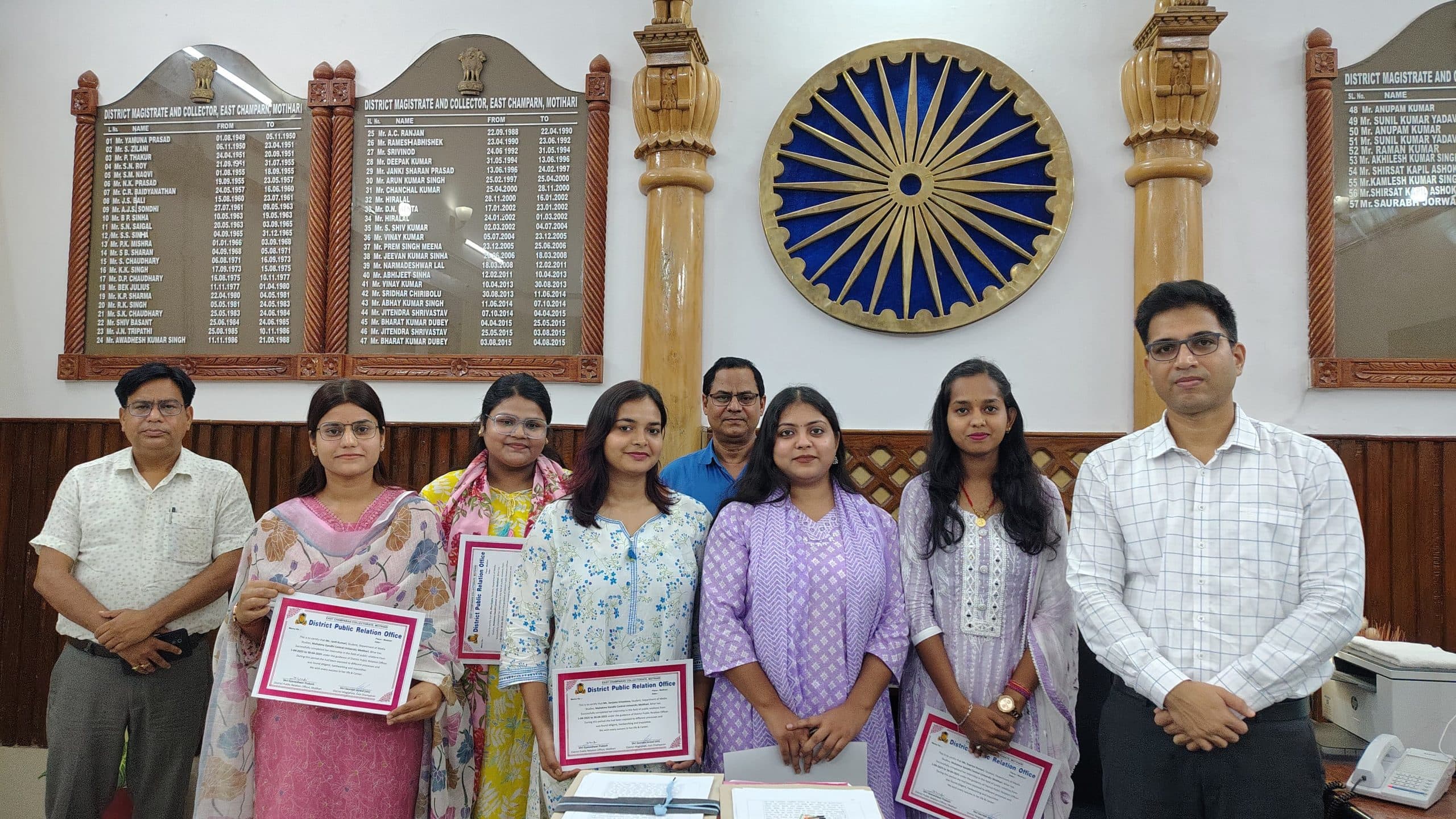 Motihari: मीडिया स्टडीज के छात्रों को डीएम ने दिया प्रमाण पत्र