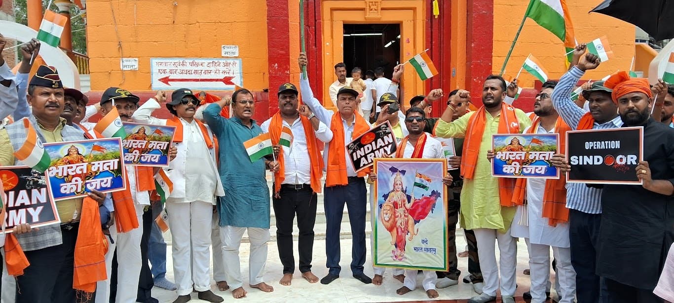 ऑपरेशन सिंदूर : देव सूर्य मंदिर में पूर्व सैनिकों पर हुआ हेलीकॉप्टर से पुष्प वर्षा