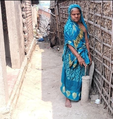 नल जल योजना से बिछाई गयी पाइप से बह रहा पानी