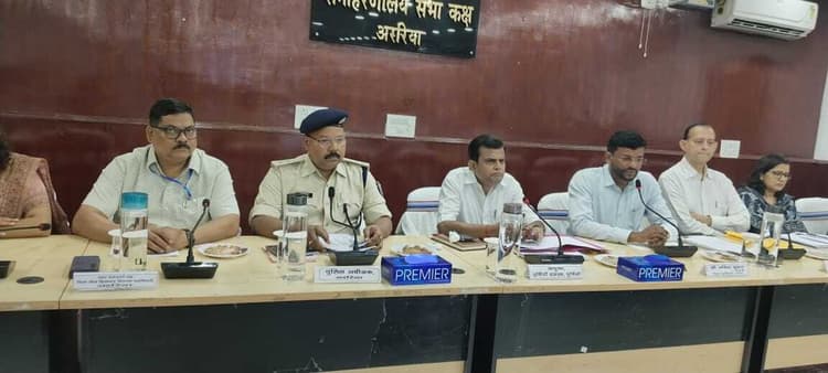 प्रमंडलीय आयुक्त ने की जिले में संचालित विकास योजनाओं की समीक्षा