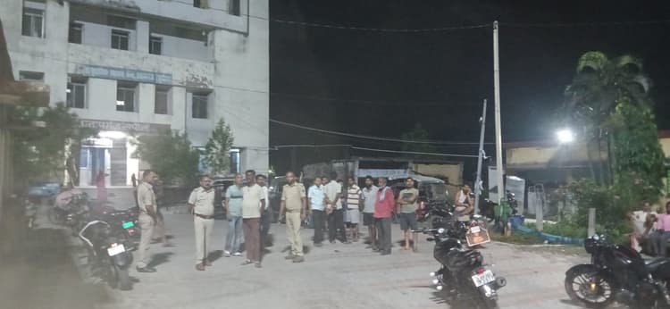 सड़क हादसे में पिता की मौत, पुत्र घायल