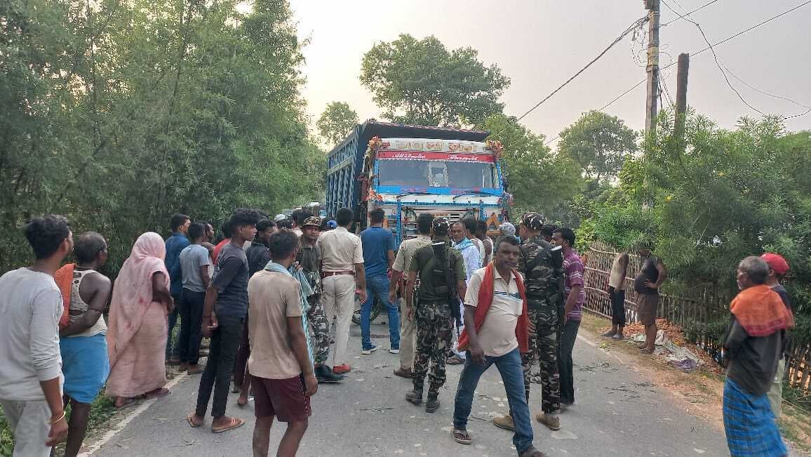 हाइवा- बाइक की टक्कर में युवक गंभीर, ग्रामीणों ने किया घुसकी रोड जाम